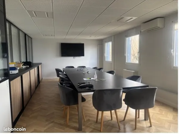 Local bureaux 2 560 m²