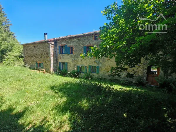 Authentique propriété de caractère avec gîte et 1,2 hectare de terrain à Cunlhat