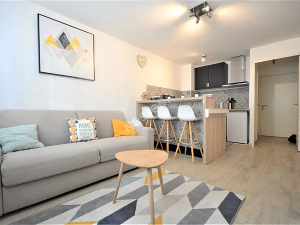 A LOUER - AU COEUR DE RIQUIER - MAGNIFIQUE STUDIO MEUBLE - LIBRE FIN NOVEMBRE