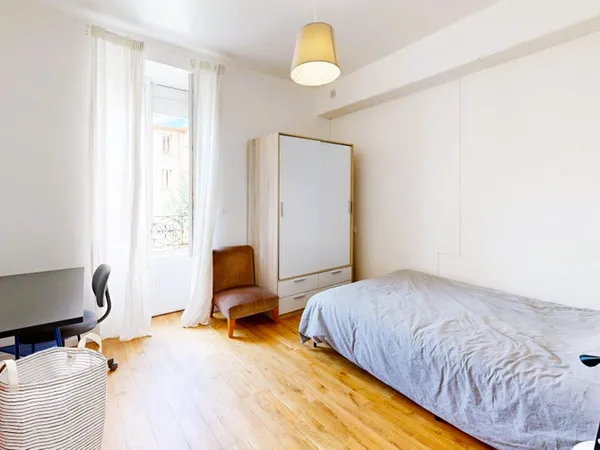 Chambre meublée 13 m² – Oullins Centre – Métro à 4
