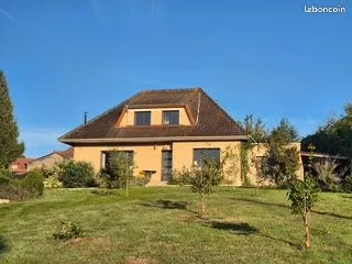 Propriété construite vers 1970, située en hauteur dans un emplacement privilégié offrant une magnifi