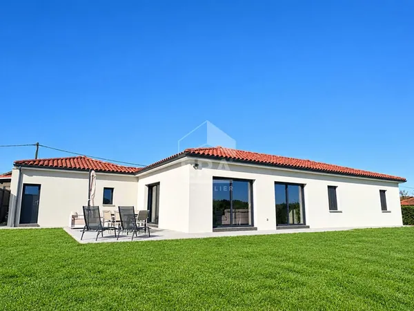Maison de plain-pied de 131 m² avec 4 chambres et grand terrain de 1 401 m² à Lacassagne