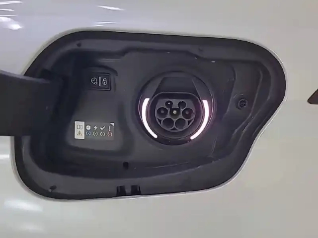 Peugeot 308 phev 180 e-eat8 — photo 31