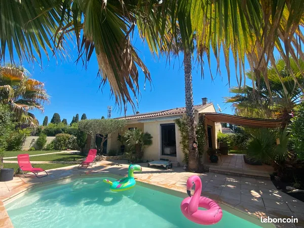 CHARMANTE VILLA INDIVIDUELLE DE PLAIN-PIED 91 m² - PISCINE CHAUFFÉE - PANNEAUX SOLAIRES - AUCUN TRAV