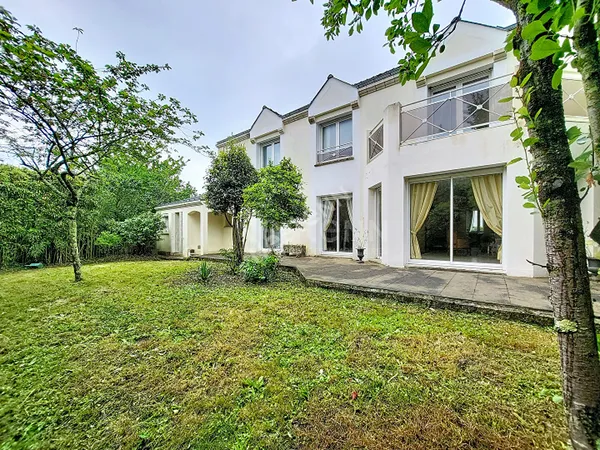 Maison familiale 5 chambres à vendre à Orvault - 220m² sur près de 600m² de parcelle construction 19