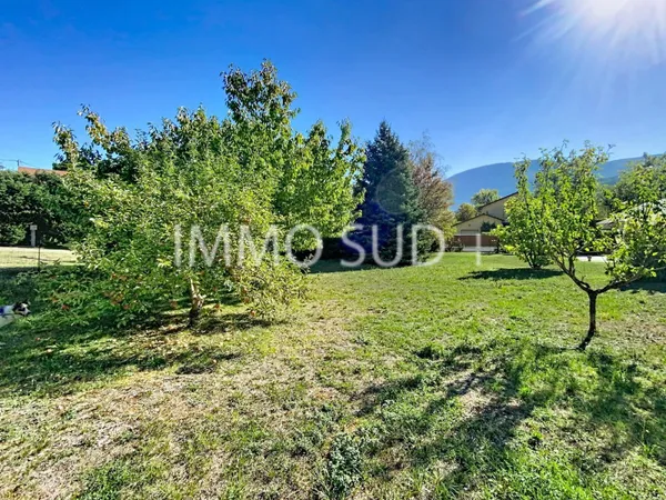 Terrain 740 m²