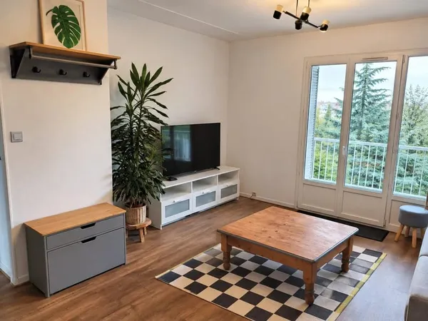 Lyon 5ème : T4 meublé traversant de 84 m² avec deux balcons et garage