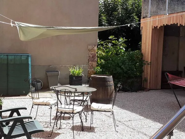 Maison 3 chambres - terrasse - grange - garages - cours - dépendances dans un village de Pierres dor
