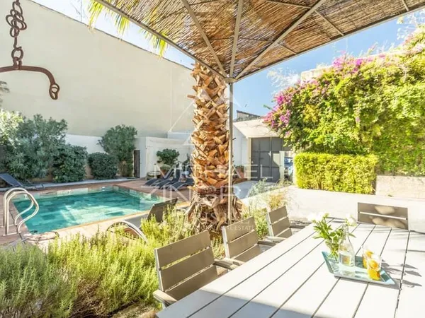 L'exception au coeur du village : maison de caractère avec terrasse et piscine