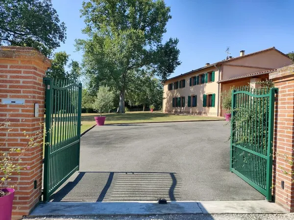 VACQUIERS - Ancienne ferme rénovée de 340 m² sur 9 000m² d