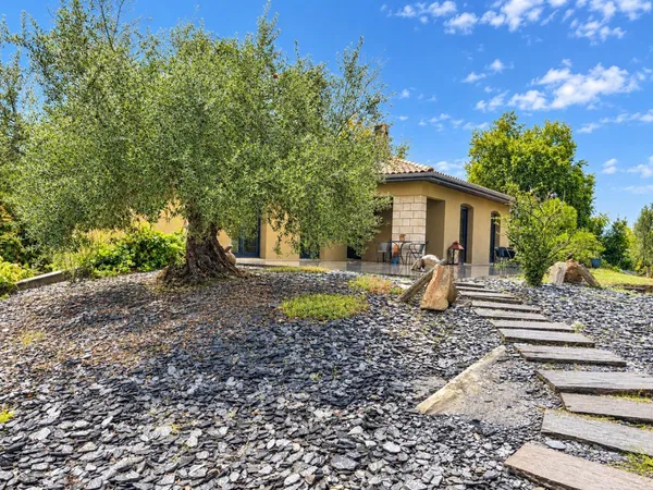 Villa d'exception à Eysines, entre luxe et sérénité