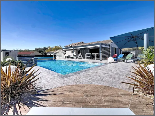 Propriété comptemporaine avec piscine et prestations haut de gamme
