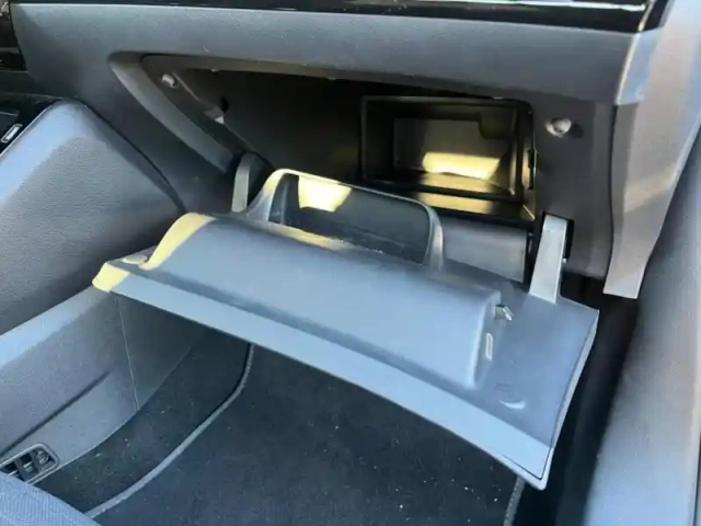 Peugeot 2008 e- 136ch style — photo 12