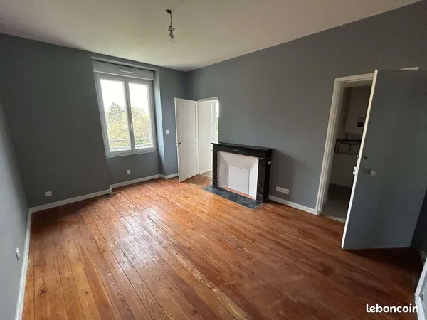 Studio totalement rénové de 24m² avec cuisine séparée et parquet bois, à 1min de l'hypercentre