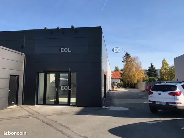 Local bureaux 200 m²