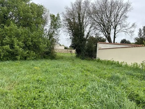 Terrain à bâtir de 386 m² à SALLES-SUR-MER (17)