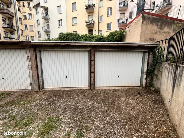 STRASBOURG (Quartier XV / Esplanade) - Garages / Box fermés sécurisés en cour intérieure (12,5 m²)