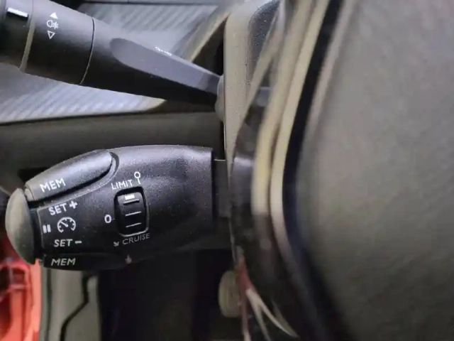 Peugeot 208 puretech 100 s&amp;s bvm6 — photo 91