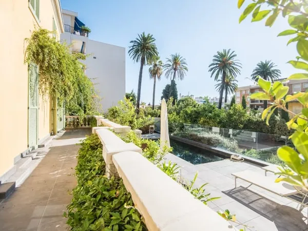 BEAULIEU-SUR MER - SUPERBE 2 PIECES DE 50M² HABITABLE A VENDRE - RESIDENCE DE GRAND STANDING - PISCI