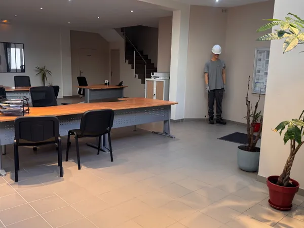 Centre ville Local commercial Sainte Sigolene 225 M2