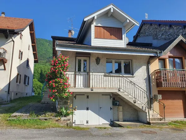 Maison de village entièrement rénovée avec garage et cave