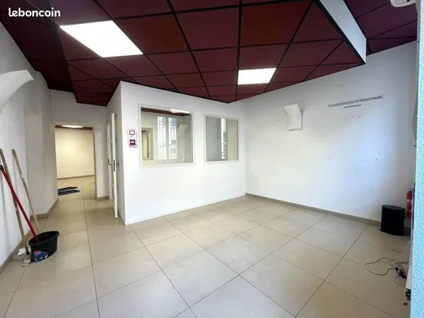 LOCAL COMMERCIAL 75 m² LE LUC