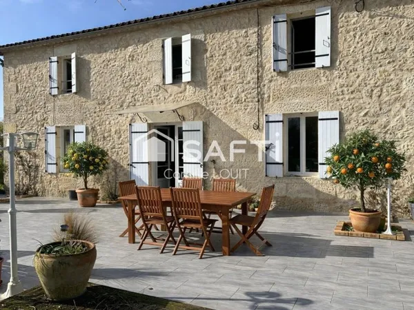 Maison en pierre entourée de verdure