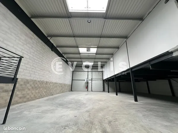 Local bureaux 784 m²