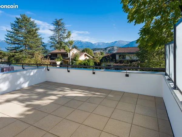 Claix centre - T4 81 m² en RDC - Terrasse 28 m² - Garage