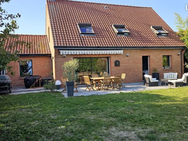 Maison familiale 150 m² avec 5 chambres, bureau et terrain de 590 m² à Radinghem-en-Weppes