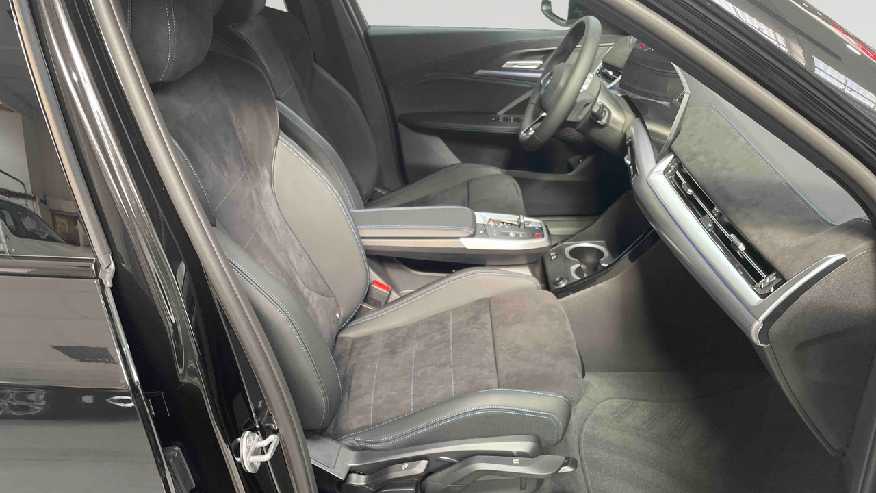 BMW iX1 eDrive20 — photo 14