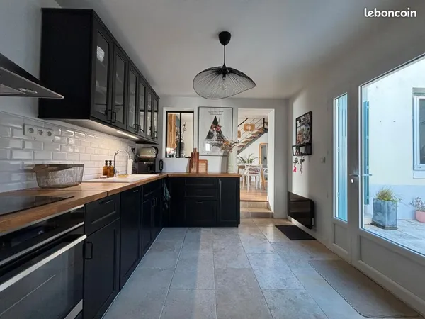 Belle maison de ville avec extérieur
