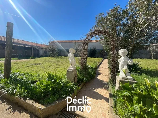 Charmante maison avec Jardin, à Luçon, proche de toutes les commodités.