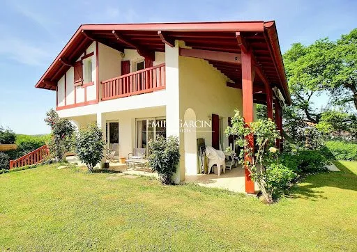 Maison 8 pièces 230 m²