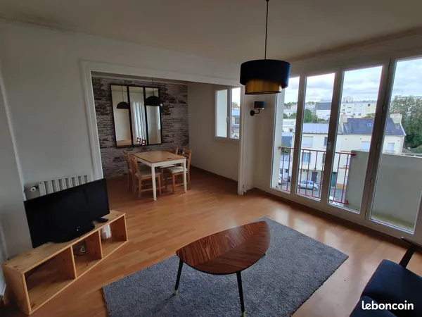 Grande chambre dans appartement lumineux de 2 chambres
