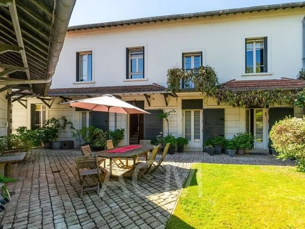 Maison 8 pièces 250 m²