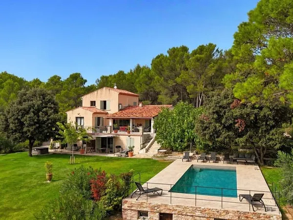 Maison 8 pièces 300 m²