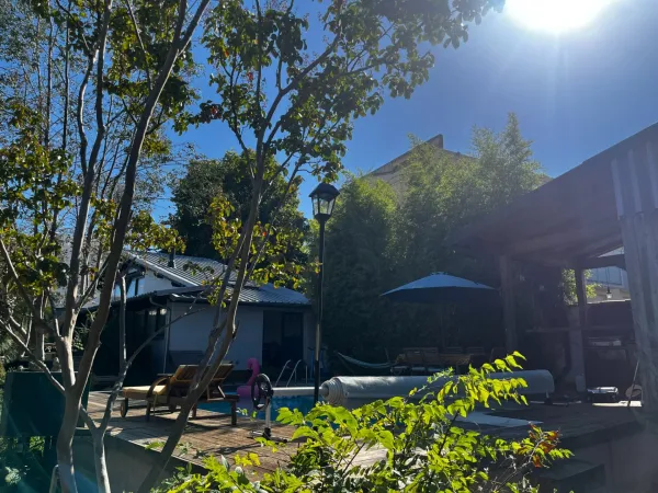 Très bel ensemble immobilier avec jardin et piscine proposant 2 maisons non mitoyennes et un immeubl