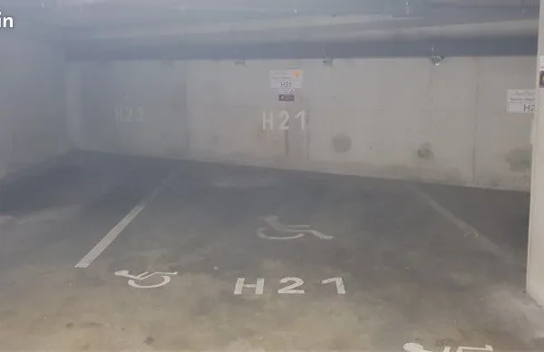 Emplacement parking sécurisé PMR