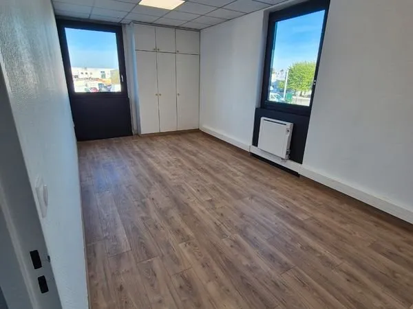 Bureaux rénové 18 m² COMBS LA VILLE
