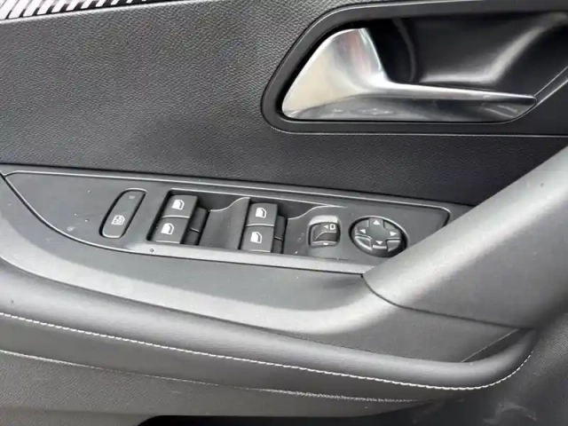 Peugeot 2008 hybrid 145 e-dcs6 — photo 40