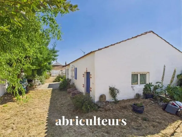 Maison avec grand terrain et dans le centre ville en vente à La Barre-de-Monts (85550)