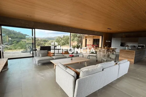 Maison 5 pièces 245 m²