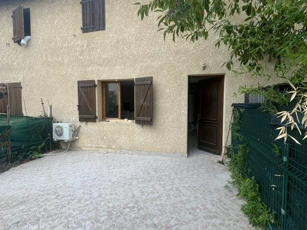 DUPLEX RÉNOVÉ 44 m² + TERRASSE 28 m² - VAULX-EN-VELIN VILLAGE