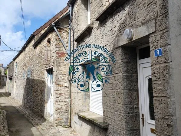 Maison de bourg, avec petite cour et garage.
