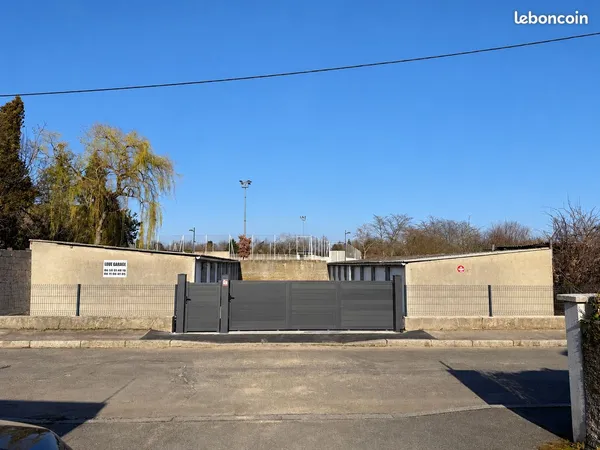 Grand lot de garage à vendre