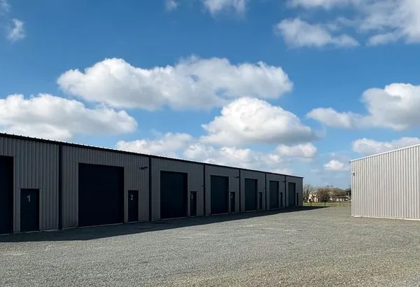 ENTREPÔT / LOCAL / DÉPÔT - 80 À 160 m²