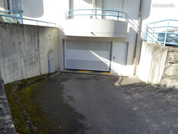 Garage fermé et sécurisé à louer - Annecy-le-Vieux (secteur Poste/Intermarché)