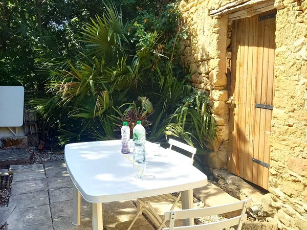 Maison de village, 4 pièces, 75 m², sans vis à vis, terrasse, jardin arboré, dépendances, proche Rev