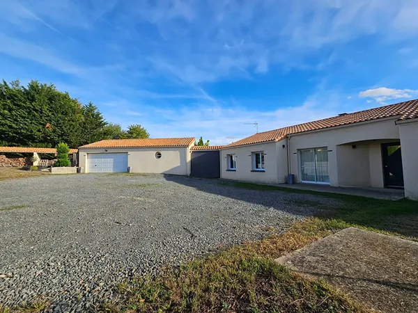 Maison familiale de plain-pied avec piscine intérieure et grand terrain arboré